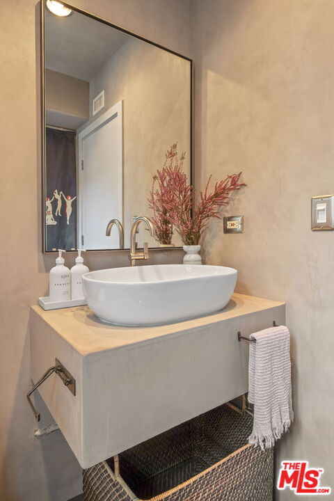 Building Photo - 835 Superba Ave