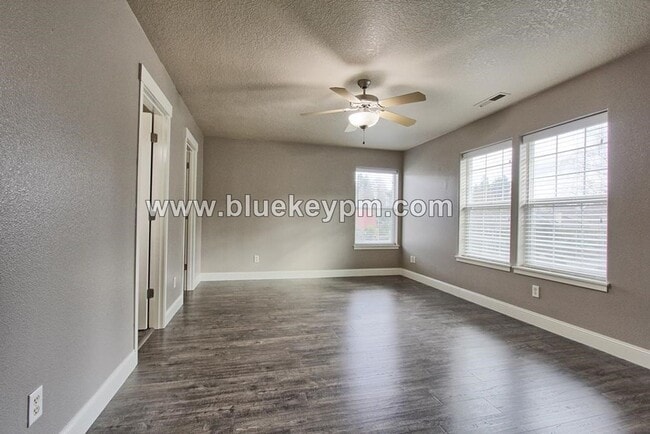 Building Photo - 4 Bed, 2.5 Bath Home in Hazel Dell with Easy Access to I-5 and Padden Pkwy