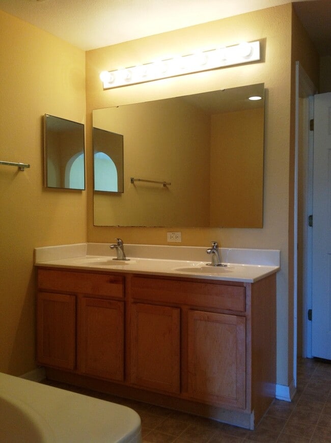 Building Photo - Spacious 4 Bed home in Wetherbee Lakes Estates !!