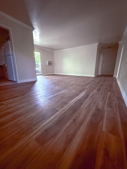 Building Photo - 625 N Flores St