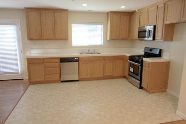 Building Photo - 1647 Dewey St