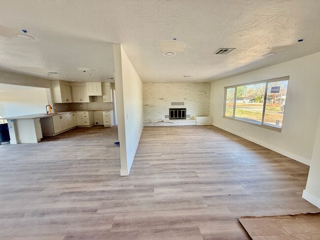 Building Photo - Beautifully Remodeled Three Bedroom Home on 2 Acres with Horse Privileges in Hurricane