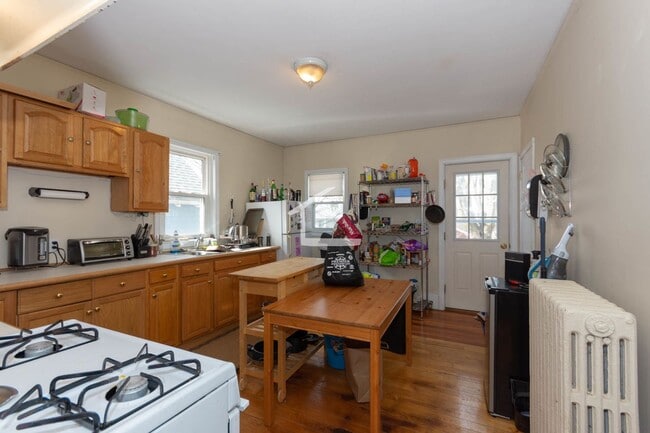 Building Photo - Brighton 3 Bedroom Available 9/1