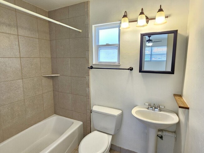 Building Photo - Annual Unfurnished 3 Bedroom 2 Bathroom Home in Nokomis!