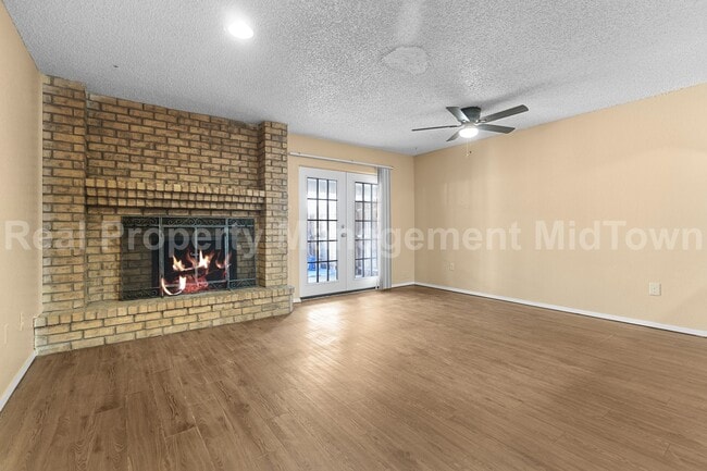 Building Photo - Spacious 2-Bedroom Duplex in South Fort Wo...
