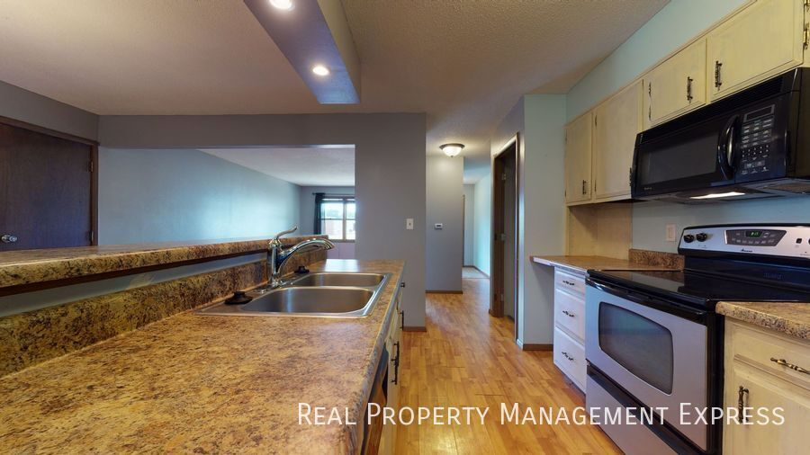Building Photo - 3 Bed 2 Bath Duplex w/ Attached Garage