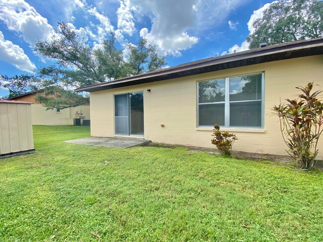 Building Photo - Spacious 3 Bedroom / 2 Bath with inside wa...