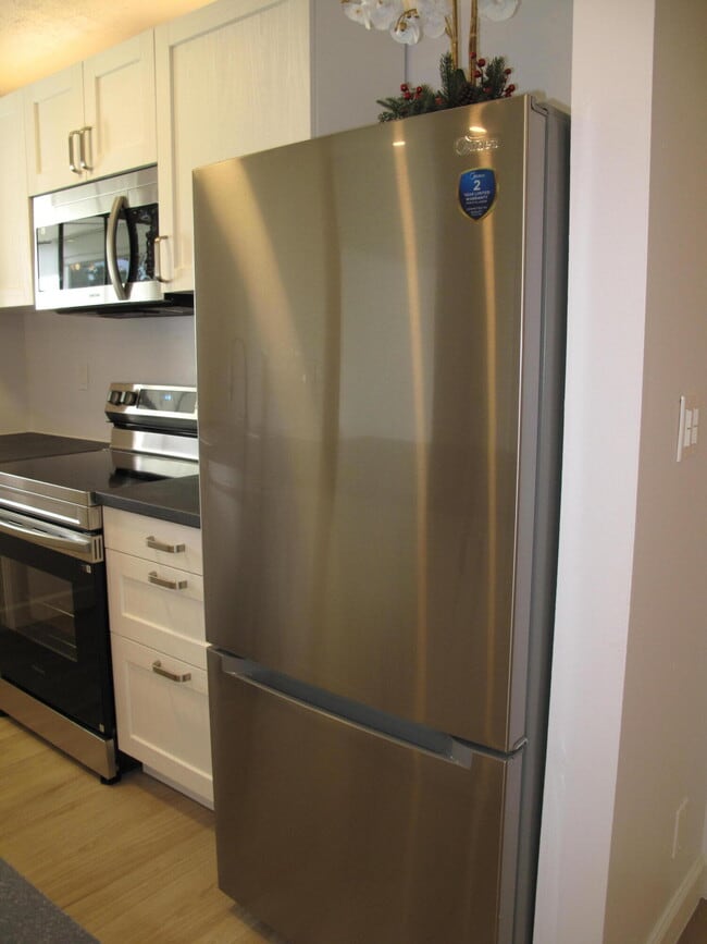 Building Photo - 1102 North Dr