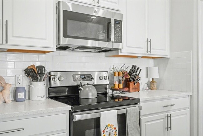 Building Photo - Stunning 5 Bed/3.5 Bath Home in Buckhead East