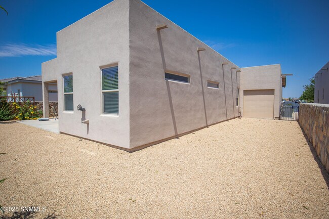 Building Photo - 3718 Golden Echo Lp