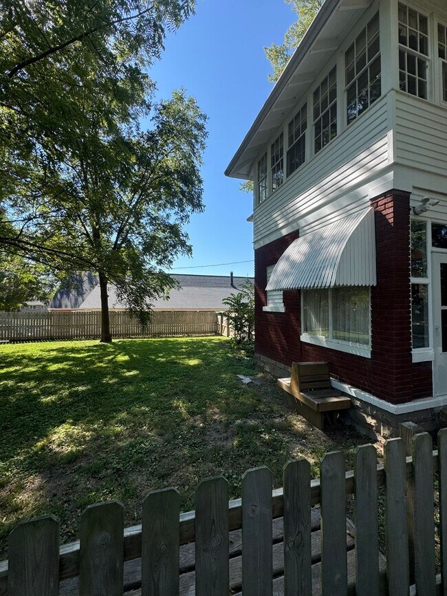Building Photo - 403 N Linn St