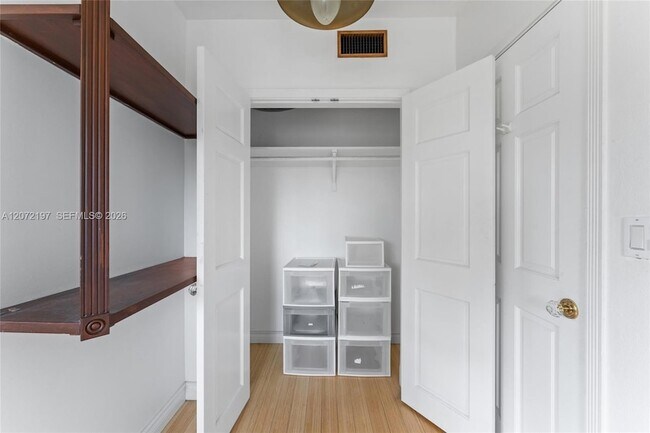 Building Photo - 2539 S Bayshore Dr