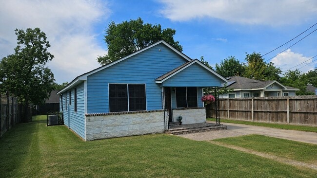 Building Photo - 2415 Perry St