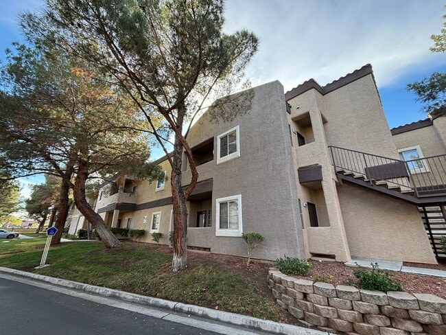 Building Photo - Gorgeous 2Bed/2Bath/2Car, 2nd-Story Condo located in the West part of the valley- Make the Move f...