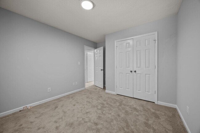 Building Photo - Spacious 3 Bedroom Home, LVP Floors, Updat...