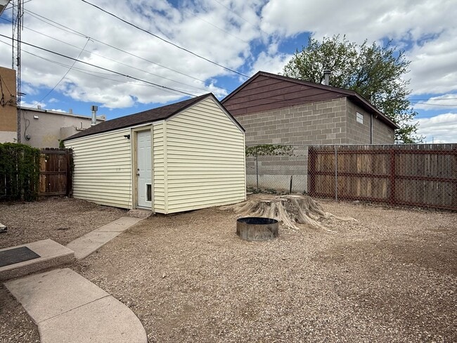 Building Photo - 2104 E 13th St