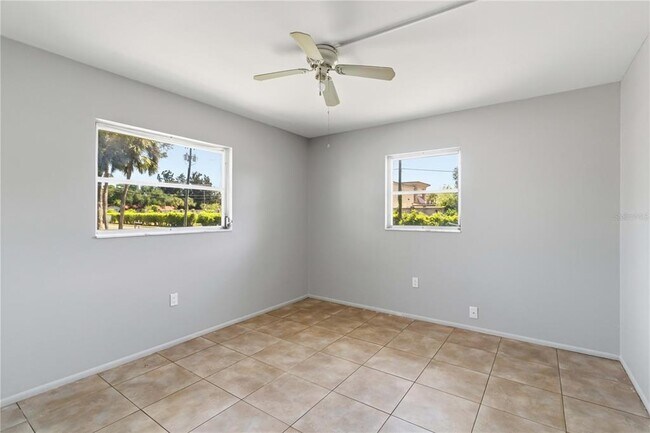 Building Photo - 304 Lantana Ave