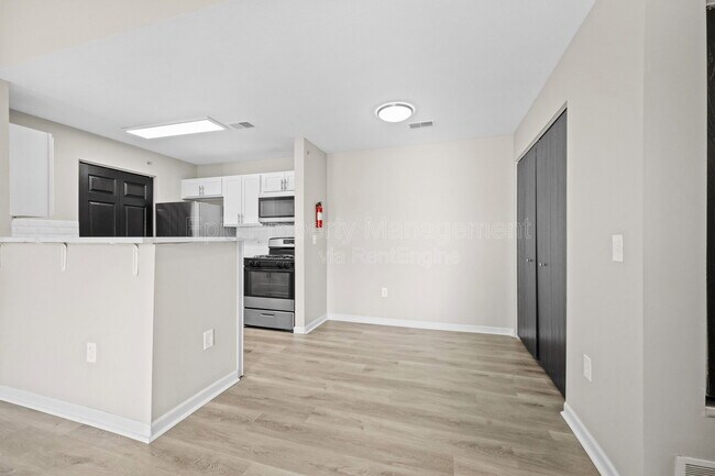 Building Photo - 9010 Charlotte Ct