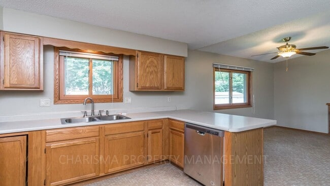 Building Photo - MULTI-LEVEL 3 BD, 2 BA HOUSE WITH FENCED IN YARD, DOUBLE ATTACHED GARAGE, SHED, MURPHY BED, 3 FAM...
