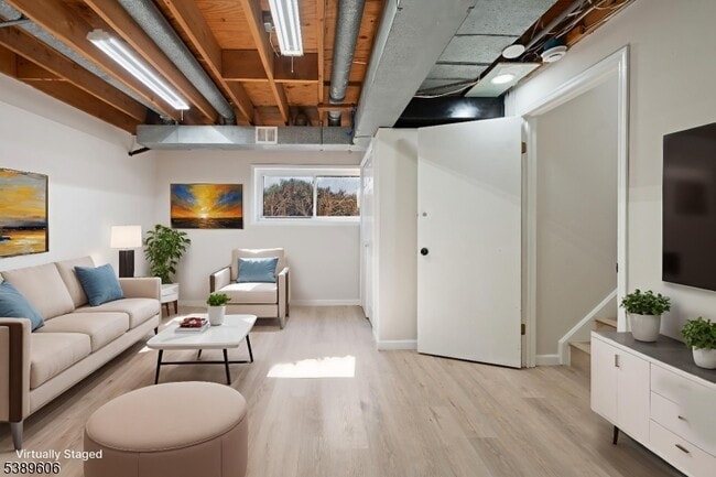 Building Photo - 160 Goldmine Ln