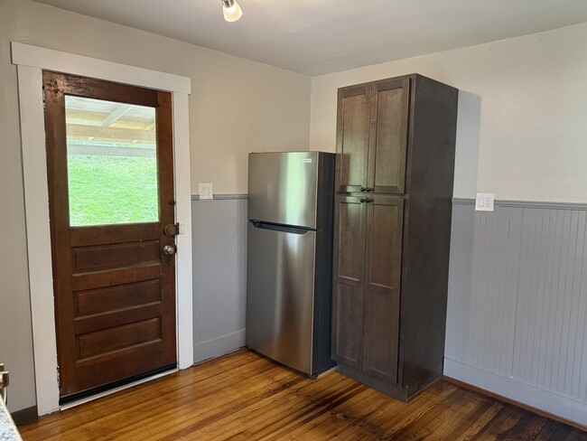 Building Photo - 926 W Water St