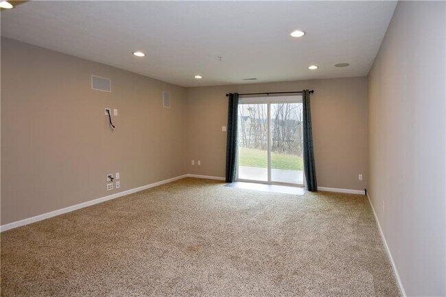 Building Photo - 618 Edison Dr