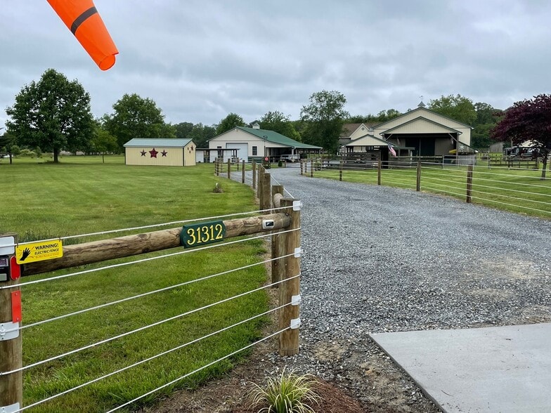 Set back 600', secure, gated 4 ac compound. - 31312 Rd 280B