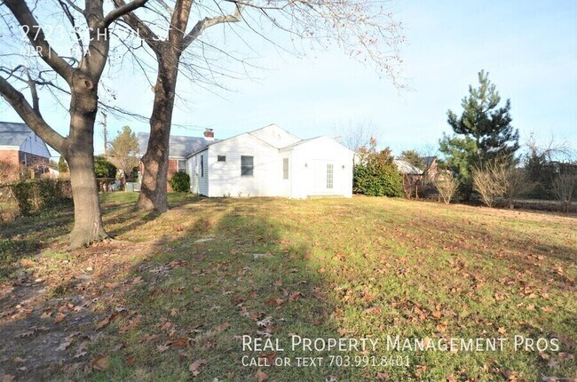 Building Photo - 2723 School St