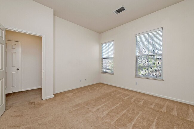 Building Photo - Spacious Tri-Level Home - Great Downtown S...