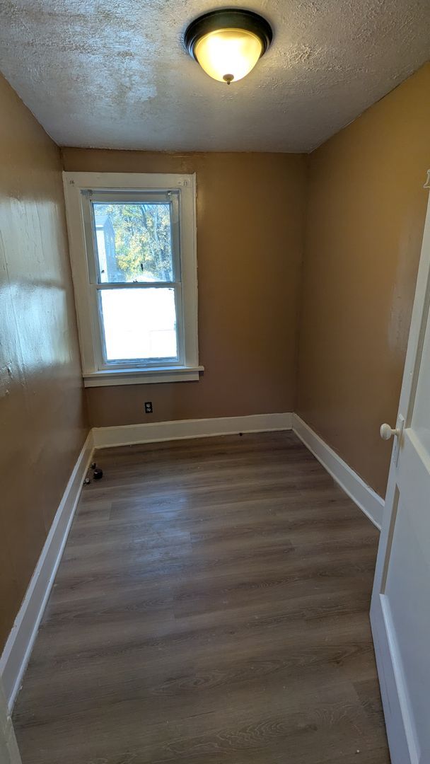 Building Photo - A charming 3-bedroom, 1.5-bathroom home located in the vibrant city of Akron