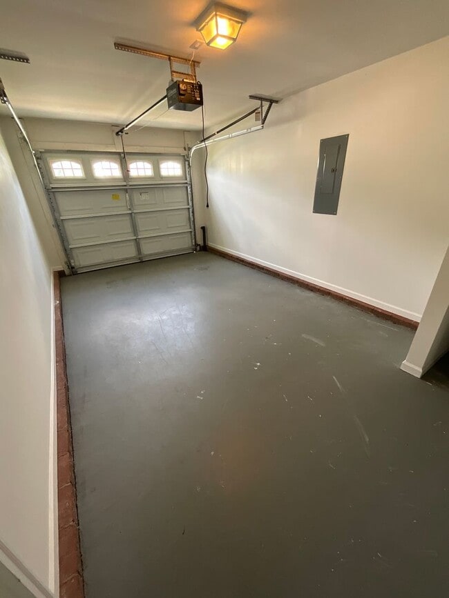 Building Photo - Charming One level 3/2 Home in Oakhurst in...
