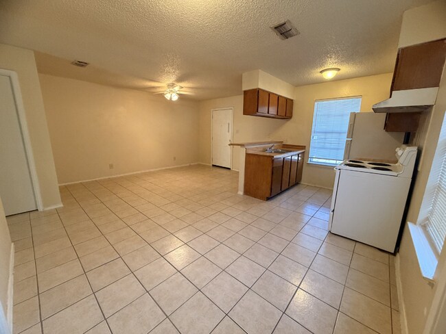 Building Photo - Bright & Inviting 2-Bedroom Duplex in a Highly Desirable Central Location