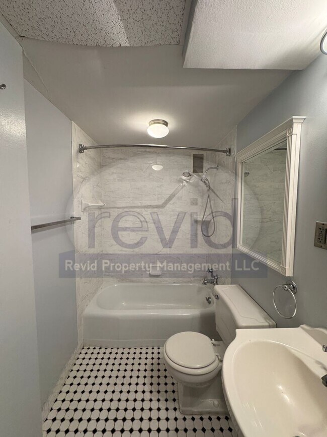 Building Photo - 10th Floor Unit!