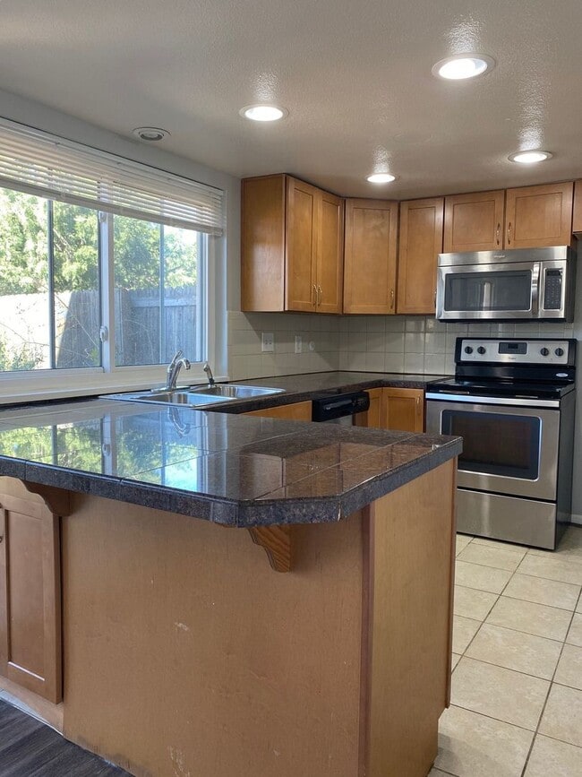 Building Photo - Amazing 3 Bed / 2.5 Bath Townhome in 1st V...