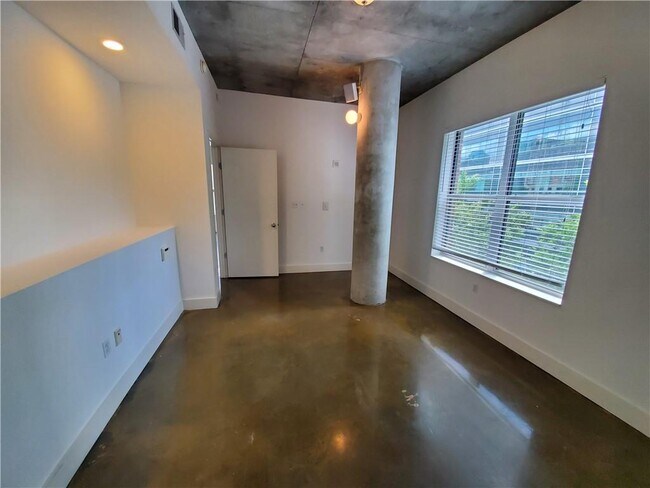 Building Photo - 845 Spring St NW