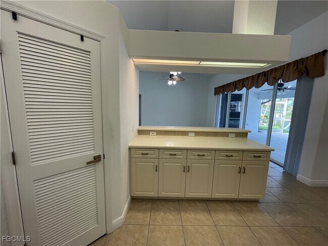 Building Photo - 609 SW 43rd Ln