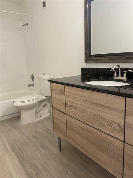 Building Photo - 228 Lakeside Cir