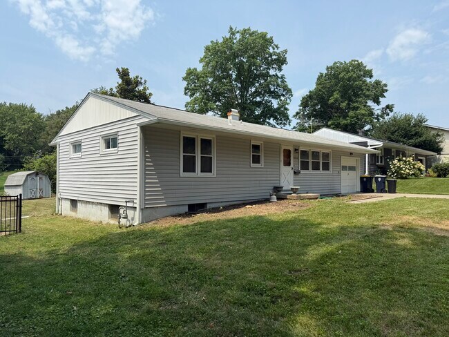 Building Photo - 5546 N Woodland Ave