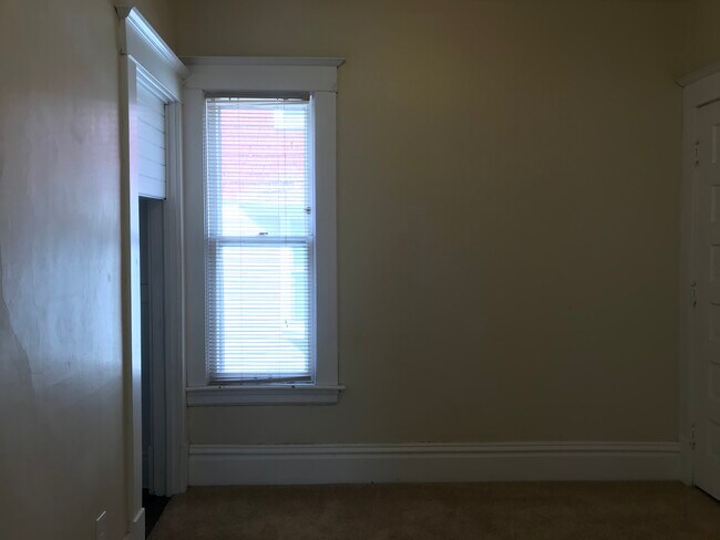 Building Photo - 128 Luton Ave SE