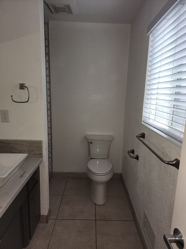 Building Photo - 3 Bedroom 2 bath with 2 car garage off of ...