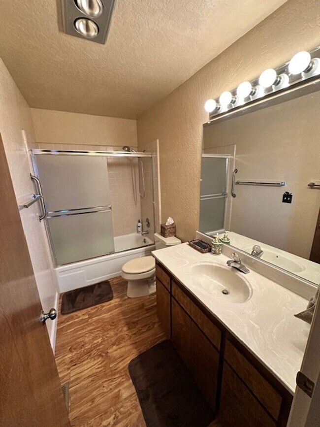 Building Photo - Spacious 4Bd home available for a seasonal...