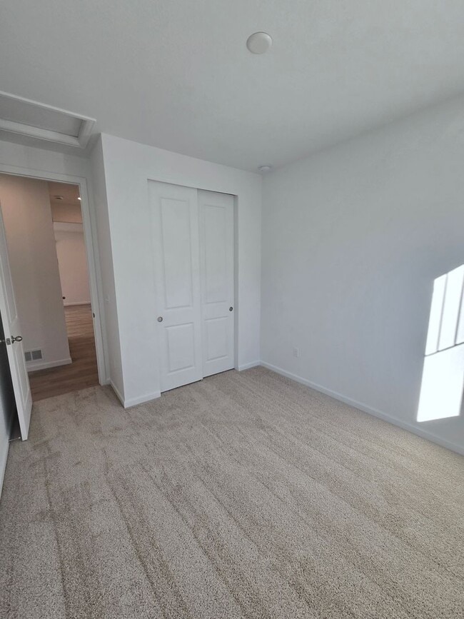 Building Photo - Brand New Aurora Highlands Ranch