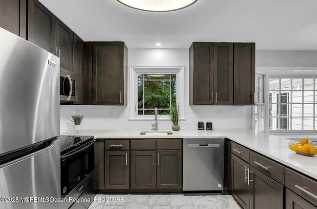 Building Photo - 821 Bay Ave