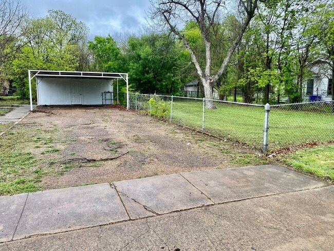 Building Photo - Cute 3/2 on a Corner Lot!