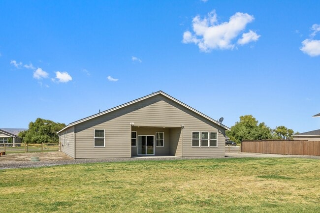 Building Photo - 4 Bedroom Home with Spacious Fully Fenced ...