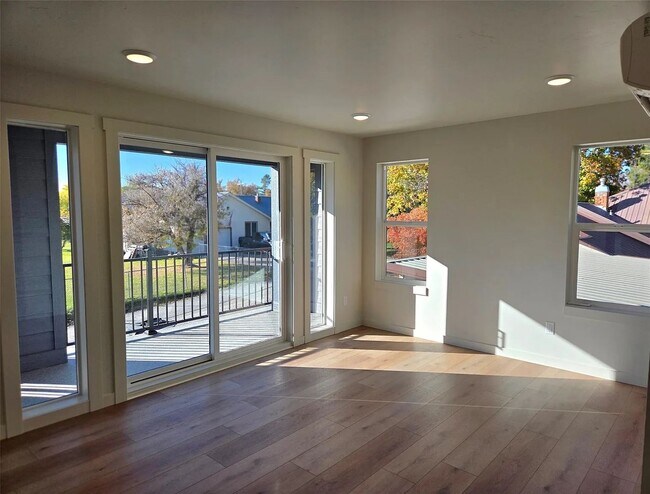 Building Photo - 819 9th Ave W