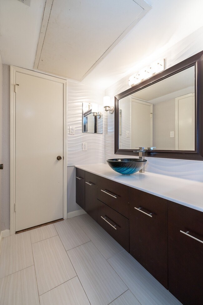 Building Photo - 2750 Holly Hall St