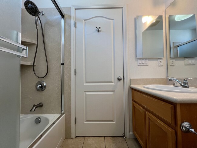 Building Photo - Beautiful Contemporary 3BR/3BA Tri Level Townhouse in the Berryessa Area