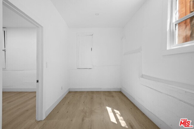 Building Photo - 934 S Mott St