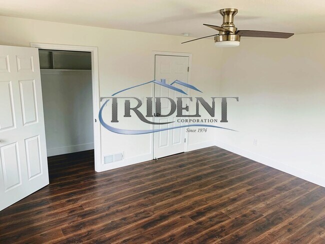 Building Photo - 685 N Barrett Rd